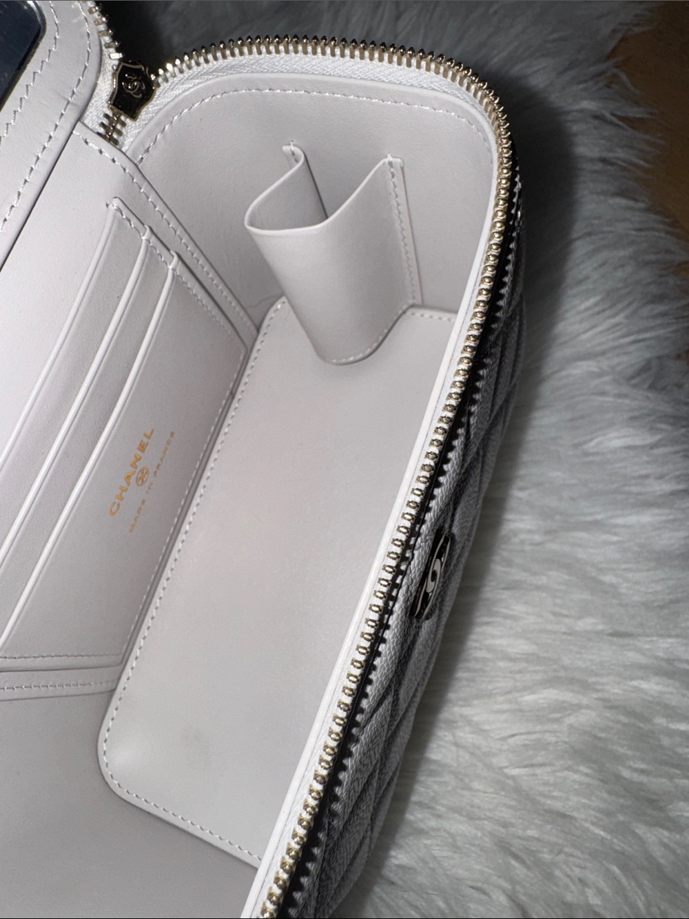 *Authentic* please READ!! Chanel quilted Vanity Crossbody Bag. Gold hardware - Picture 9 of 13